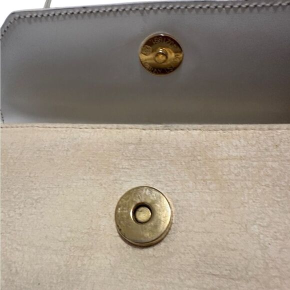 Gucci Cream Crossbody Mini Bag with Flap Closure - Picture 4 of 13